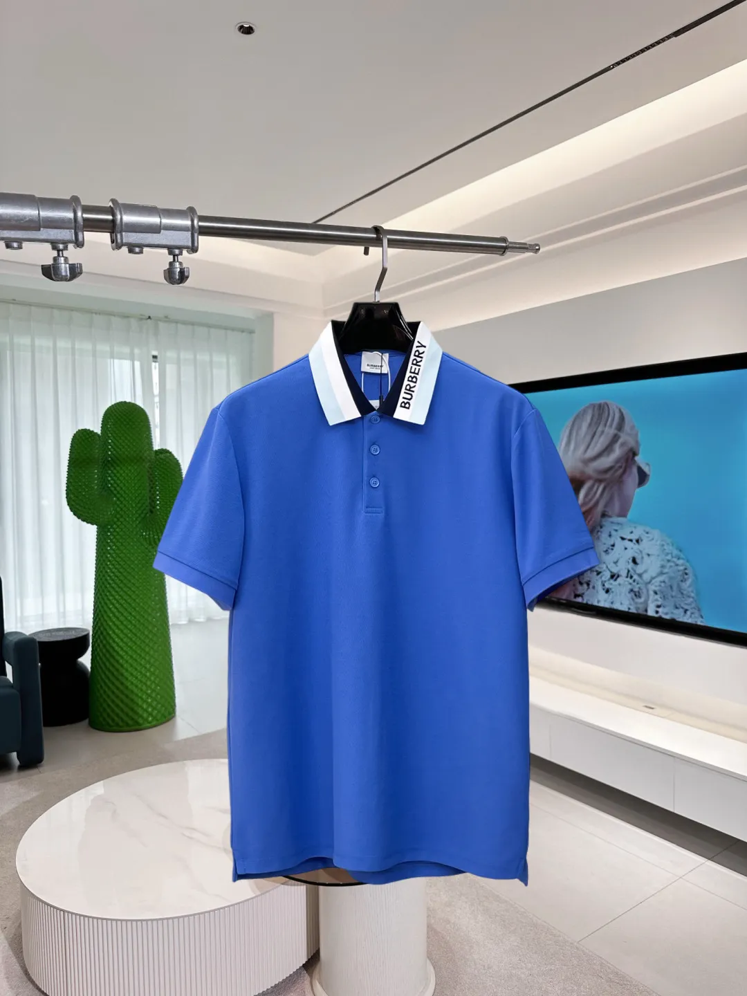 BURBERRY New Arrival Polo shirt, complete with three labels, original fabric, original customized accessories, official Same Style, using 210 grams of pure cotton pique fabric, customized same-tank dyed fabric, very comfortable and smooth to the touch, very wide and stylish, produced by a first-line brand on behalf of Factory, imported Behringer embroidery machine, embroidery is full and textured, imported Kangli direct-injection machine, printing is clear and textured, the collar rib is woven with imported yarn It will not lose shape after being worn for a long time. It is the most New Arrival style in spring and summer. It is fashionable and individual. It is super Versatile and looks good. It is very suitable for both men and women. It is a must-have for everyone. Size: S-XXL